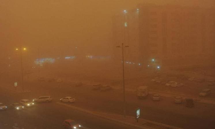 الأرصاد تبرر: تغيير اتجاه السحب الرعدية بشكل مفاجئ أثار الغبار على جدة