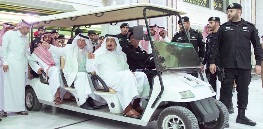 الملك يطمئن على المصابين في حادثة الحرم .. ويؤكد: سنحقق ونعلن النتائج