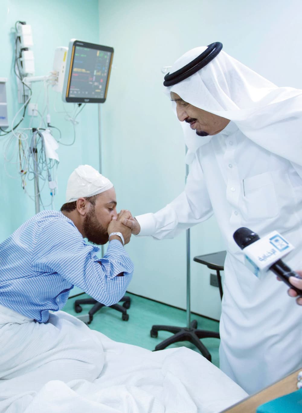 الملك يطمئن على المصابين في حادثة الحرم .. ويؤكد: سنحقق ونعلن النتائج