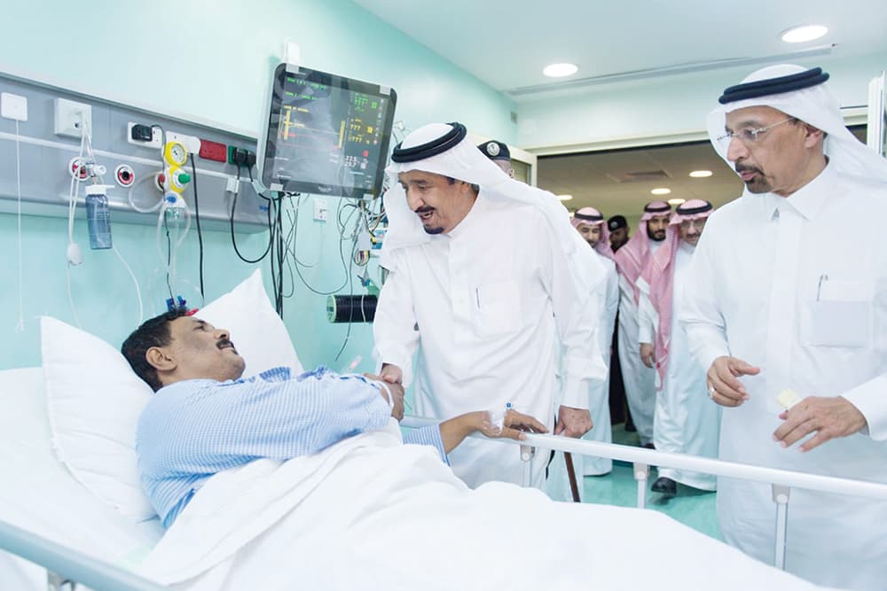 الملك يطمئن على المصابين في حادثة الحرم .. ويؤكد: سنحقق ونعلن النتائج