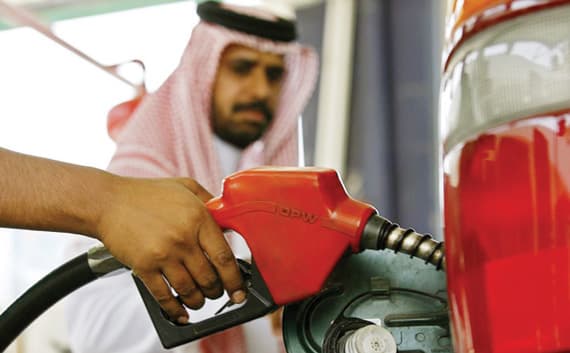 الخليجيون يستبقون إلغاء دعم الوقود برفع الخزن الاستراتيجي للسلع 50 %