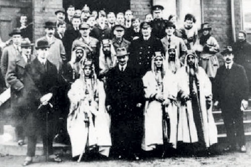 لماذا غادر الملك فيصل لندن فجأة 
وذهب إلى باريس؟