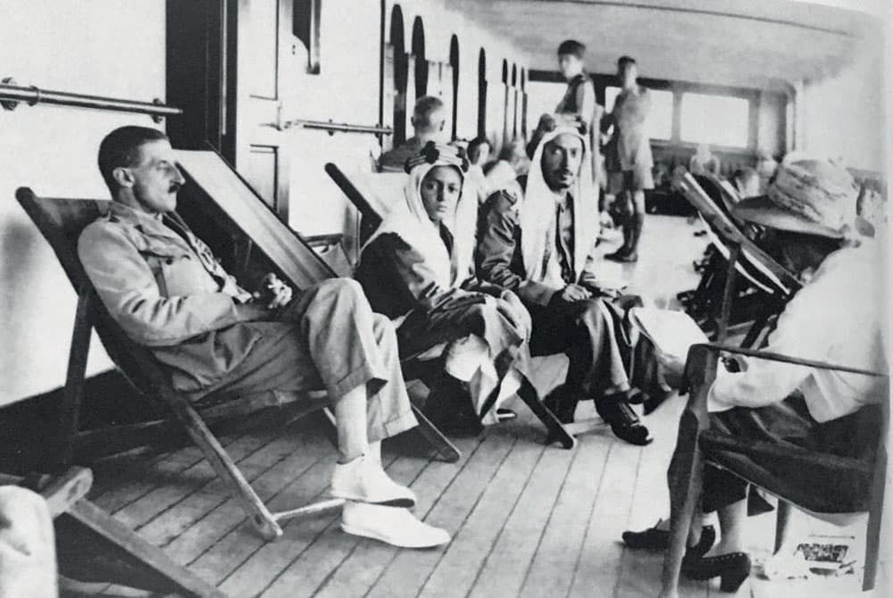 لماذا غادر الملك فيصل لندن فجأة 
وذهب إلى باريس؟