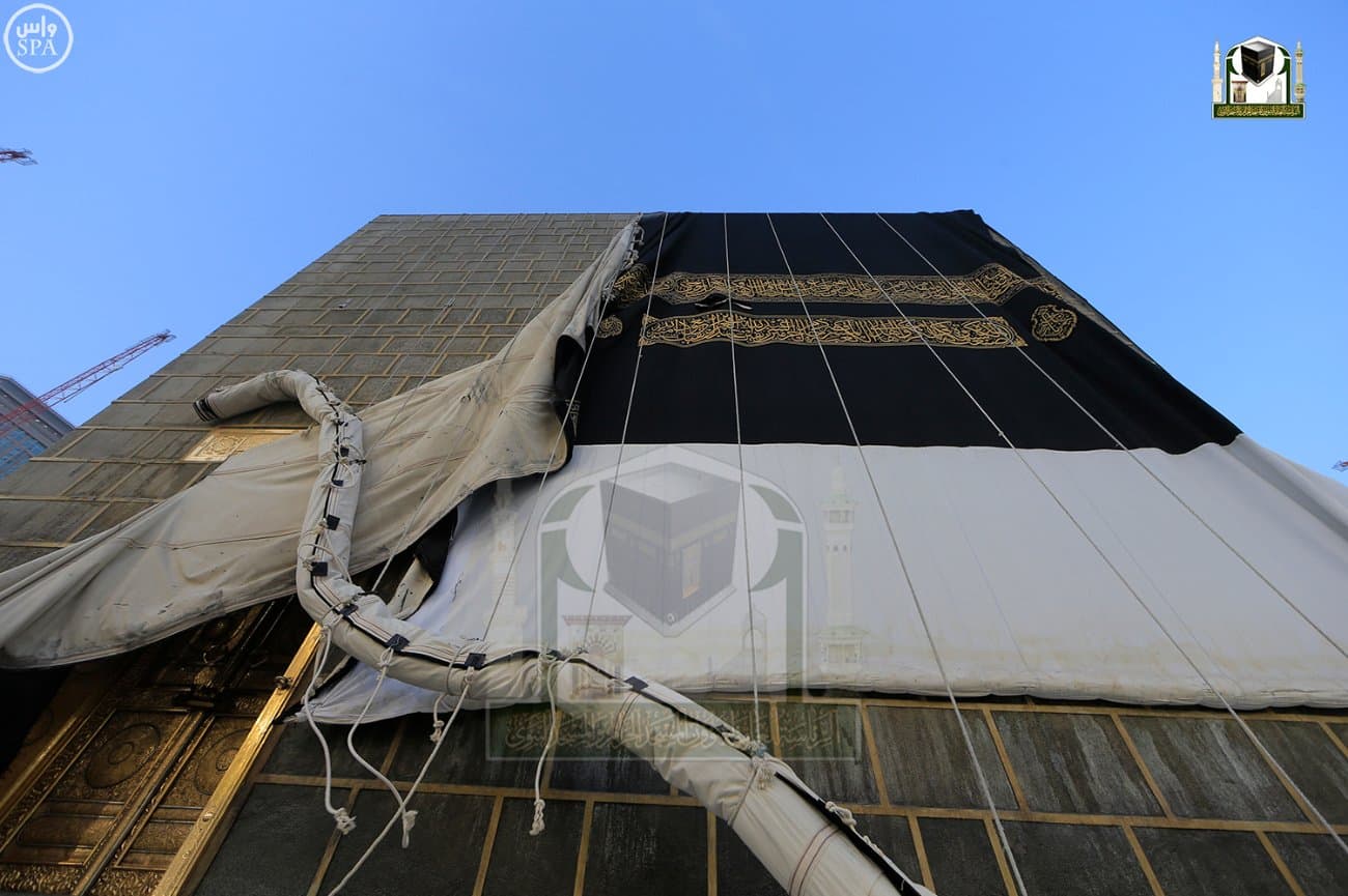 الكعبة المشرفة ، تكتسي بحلتها الجديدة في يوم عرفة