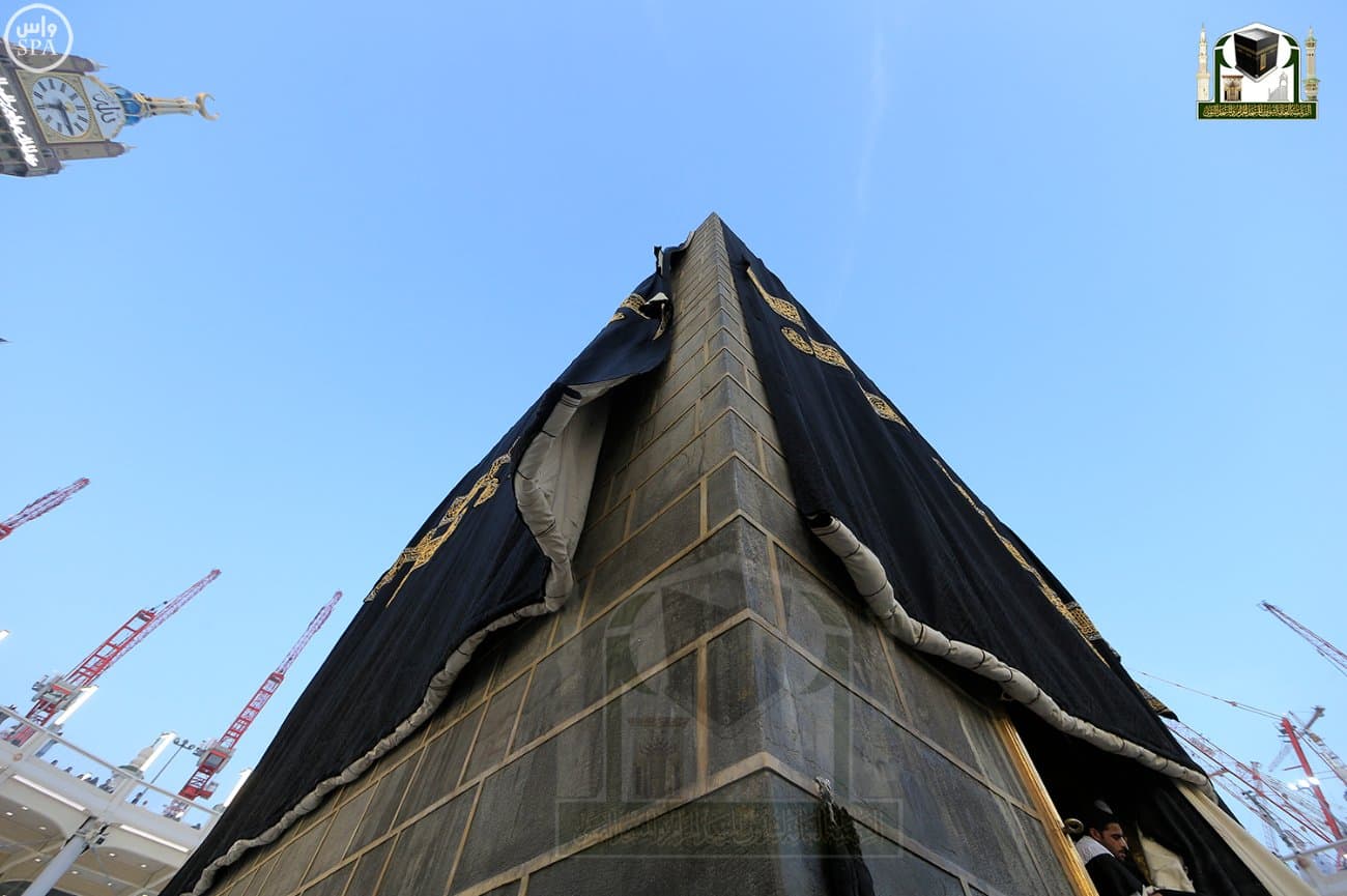 الكعبة المشرفة ، تكتسي بحلتها الجديدة في يوم عرفة