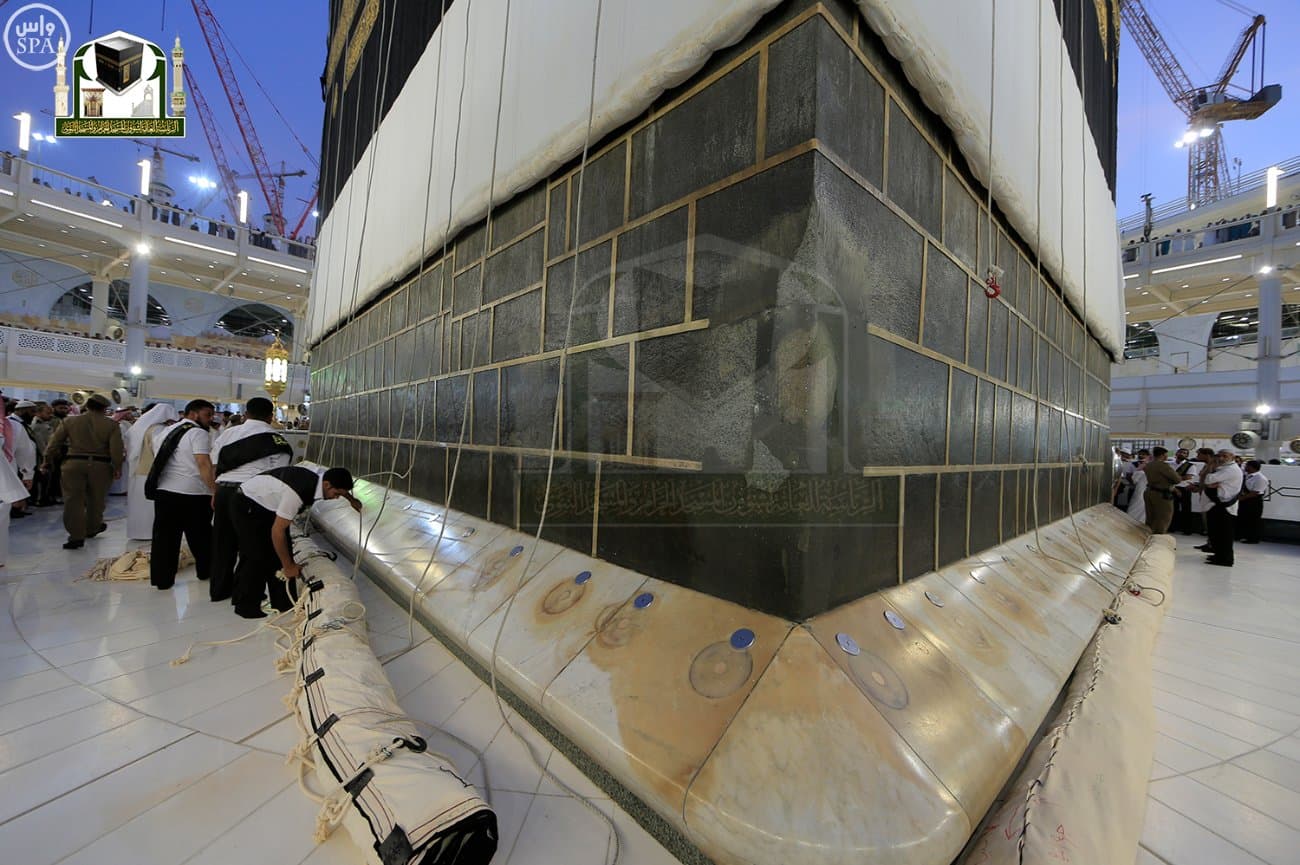 الكعبة المشرفة ، تكتسي بحلتها الجديدة في يوم عرفة
