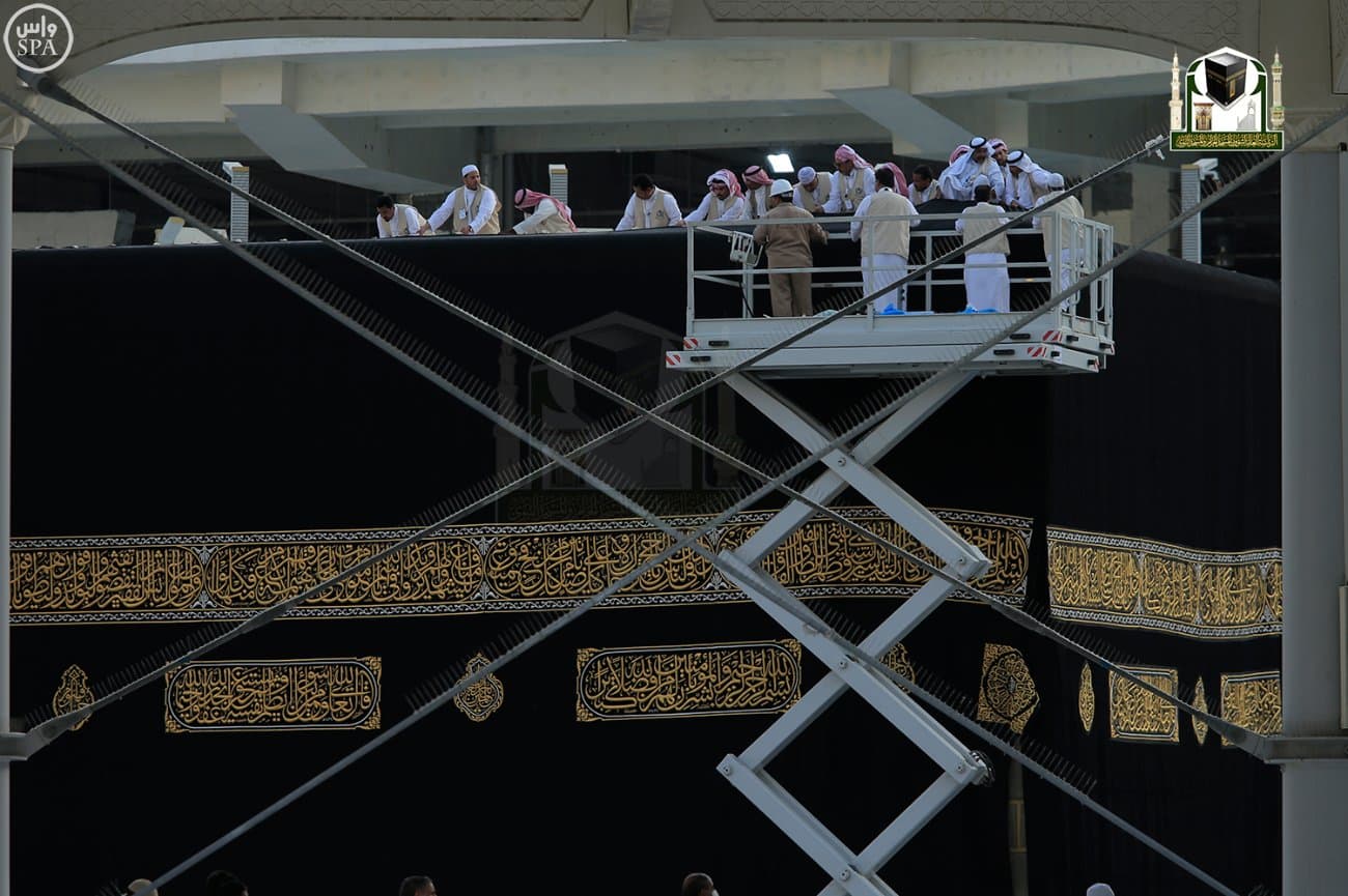 الكعبة المشرفة ، تكتسي بحلتها الجديدة في يوم عرفة
