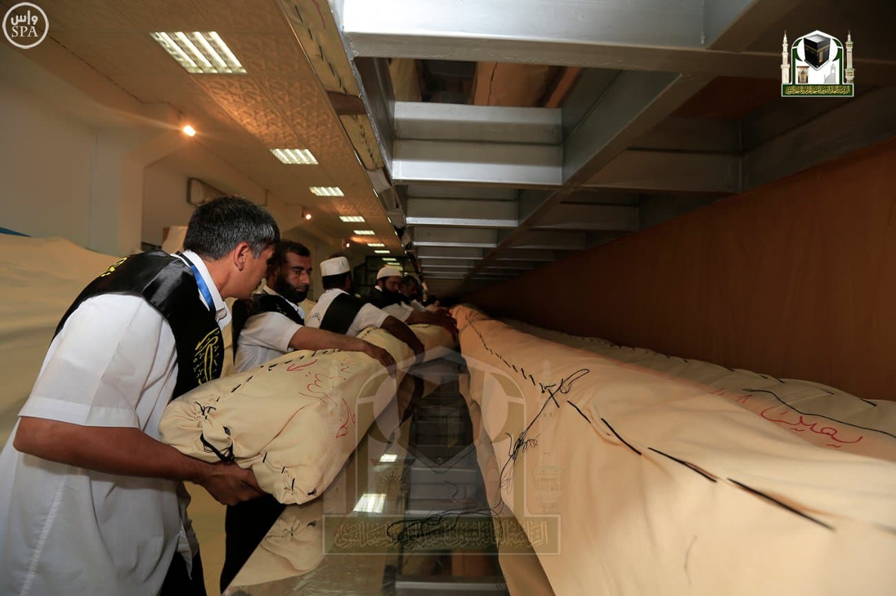 الكعبة المشرفة ، تكتسي بحلتها الجديدة في يوم عرفة