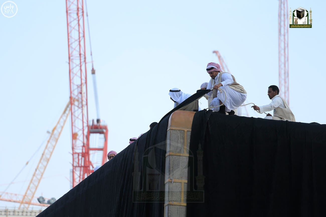 الكعبة المشرفة ، تكتسي بحلتها الجديدة في يوم عرفة