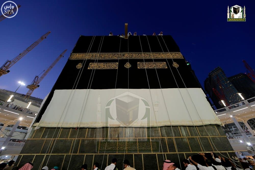 الكعبة المشرفة ، تكتسي بحلتها الجديدة في يوم عرفة