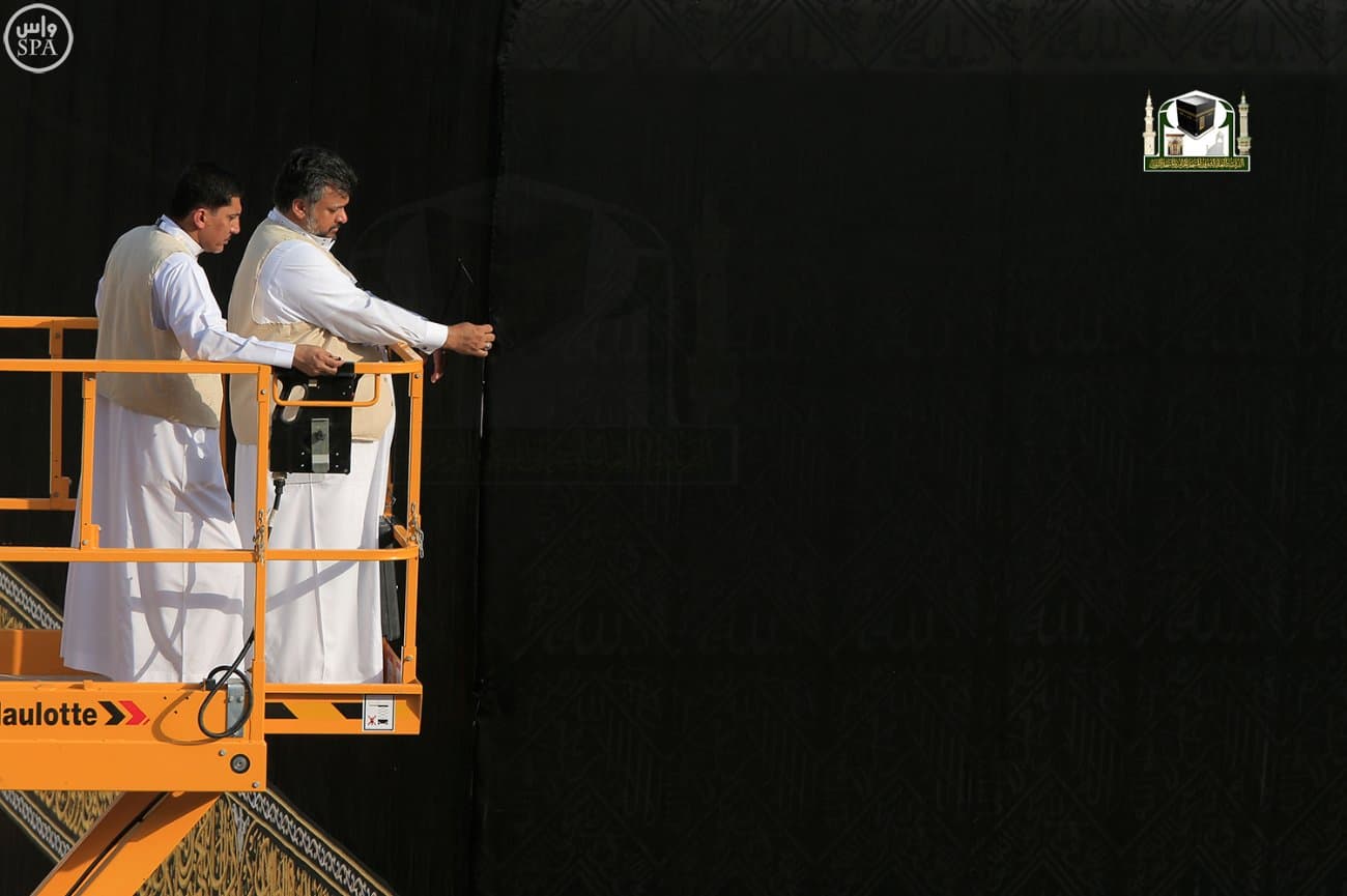 الكعبة المشرفة ، تكتسي بحلتها الجديدة في يوم عرفة