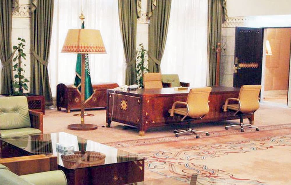 مكتب الملك سلمان ومجلس المبايعة يجذبان زوار قصر الحكم