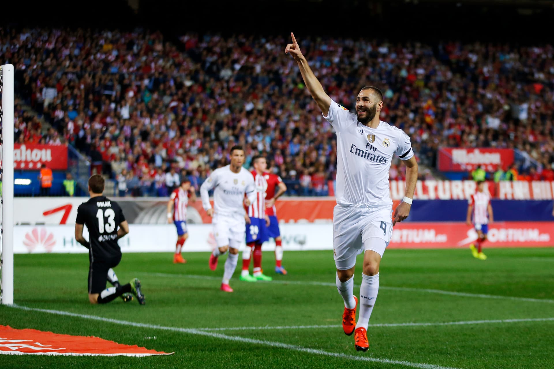 قصة مصورة: أتلتيكو يفلت بنقطة من ديربي مدريد ويحرم الريال من الصدارة