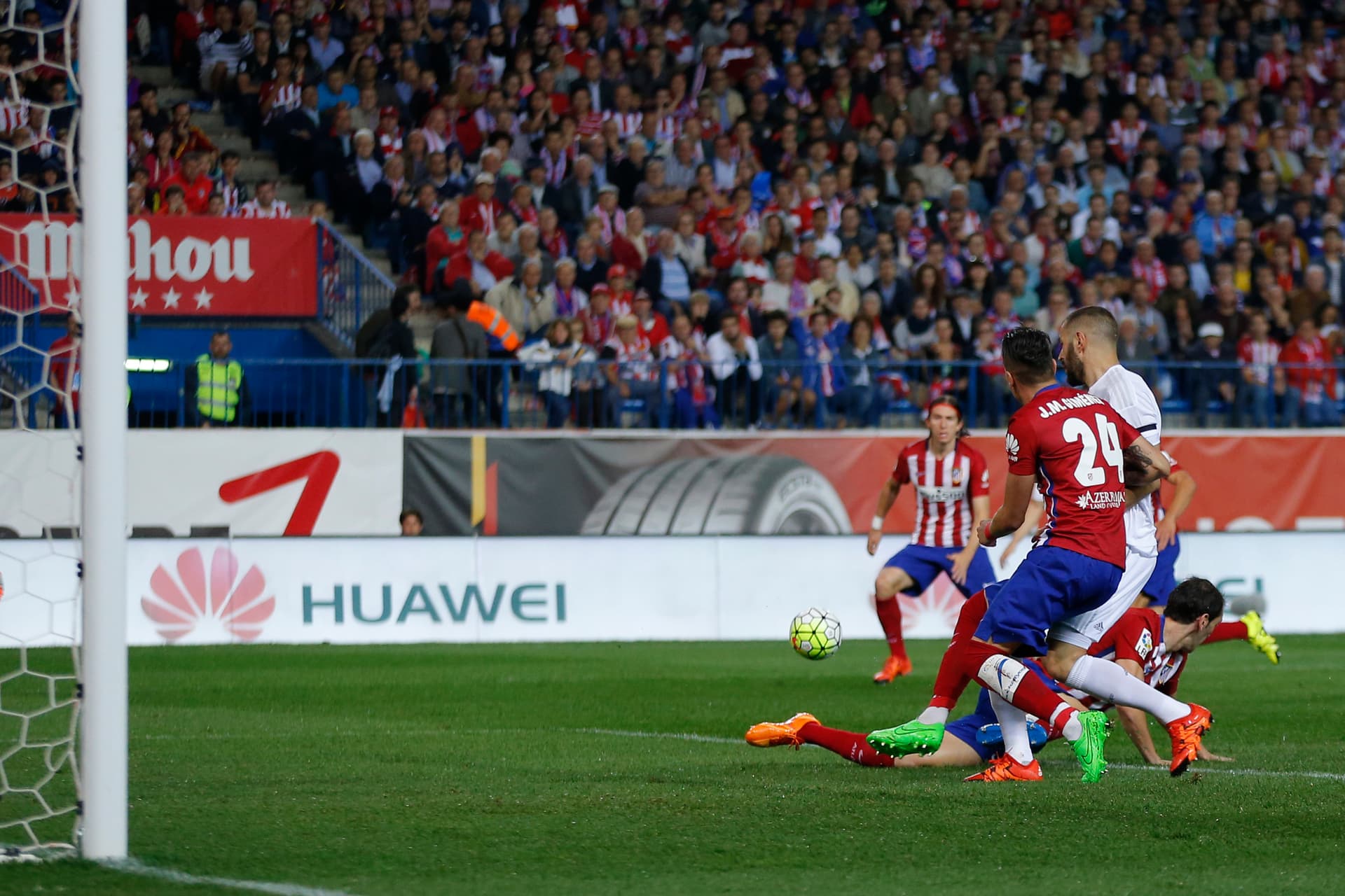 قصة مصورة: أتلتيكو يفلت بنقطة من ديربي مدريد ويحرم الريال من الصدارة