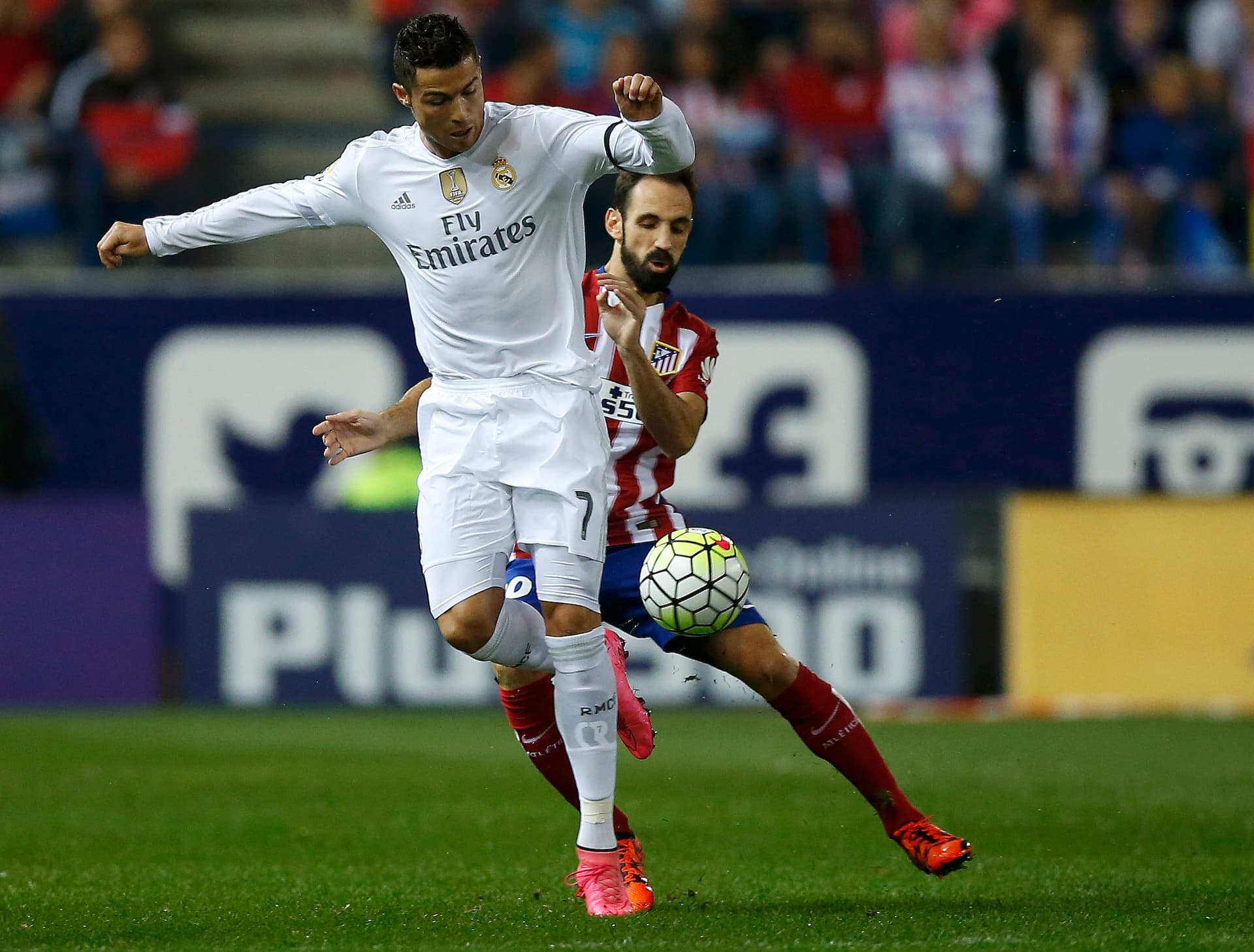 قصة مصورة: أتلتيكو يفلت بنقطة من ديربي مدريد ويحرم الريال من الصدارة