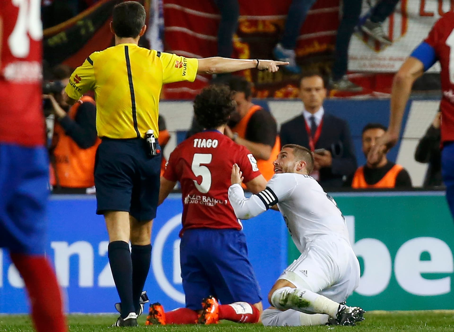 قصة مصورة: أتلتيكو يفلت بنقطة من ديربي مدريد ويحرم الريال من الصدارة