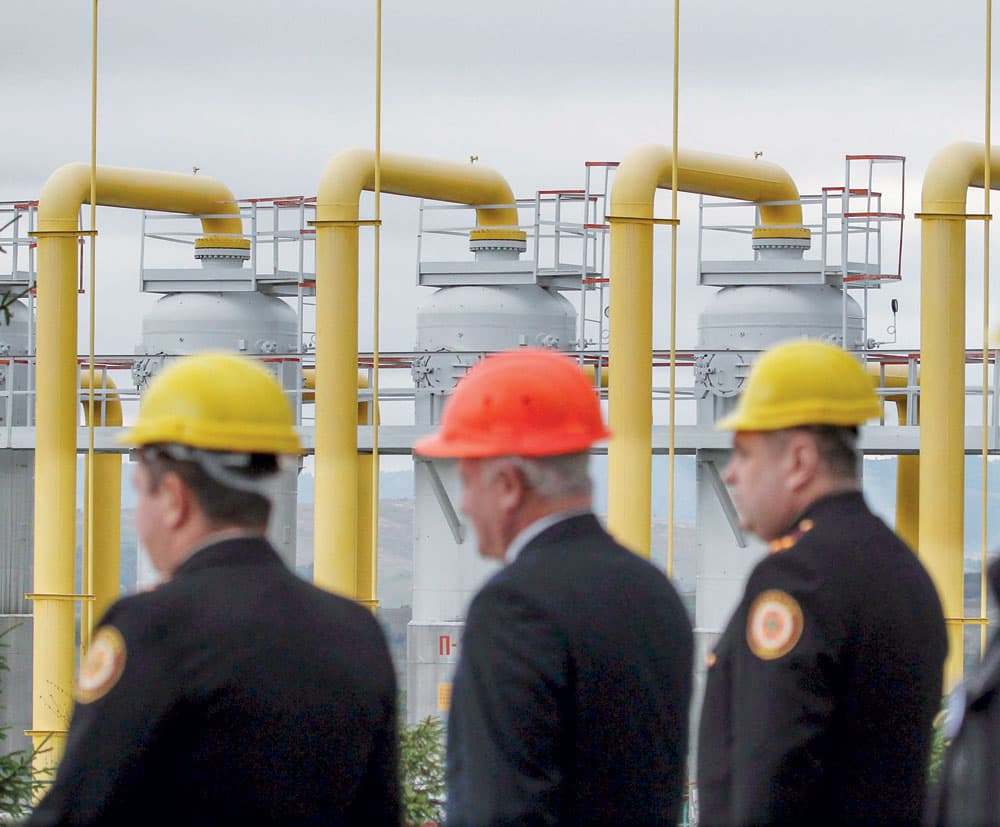 أسعار النفط ترتفع 8 % في أسبوع بعد تأجيل أمريكا رفع حظر التصدير