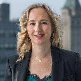 مضاعفات التهاب الأذن الوسطى .. شلل في عصب الوجه وخراج في الدماغ