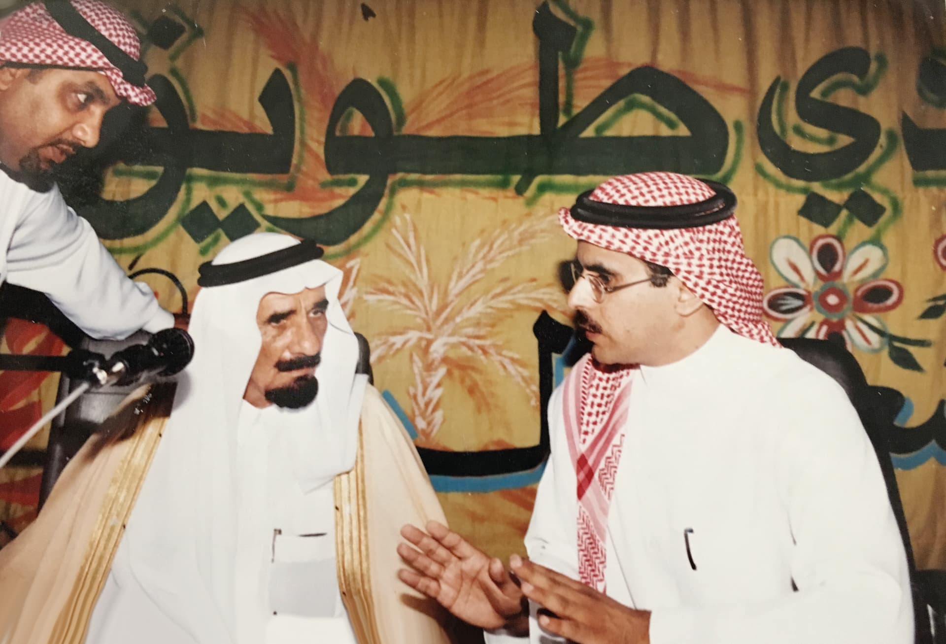 الزميل محمد السيف متحدثا الى الشاعر أحمد الناصر الشايع خلال تكريمه في الزلفي