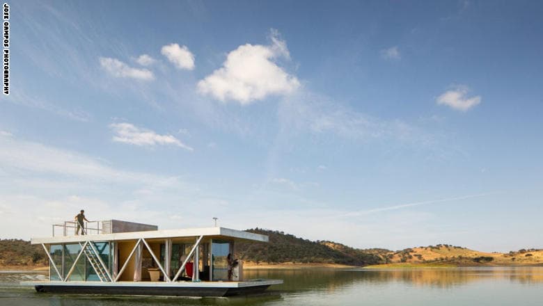 "فلوت وينغ" يتميز هذا المسكن العائم بحرصه على الاستدامة والعيش المتنقل في أي مكان في العالم. وقد بني خصيصاً للسفر بتصميمه المرن الذي يسمح بتقسيمه ونقله بأقل من ثلاث حاويات شحن. ويستطيع "فلوت وينغ" أن يرسو حيثما يشاء سكانه أو السفر في وسع البحار بسرعة تصل إلى ثلاثة عقد.