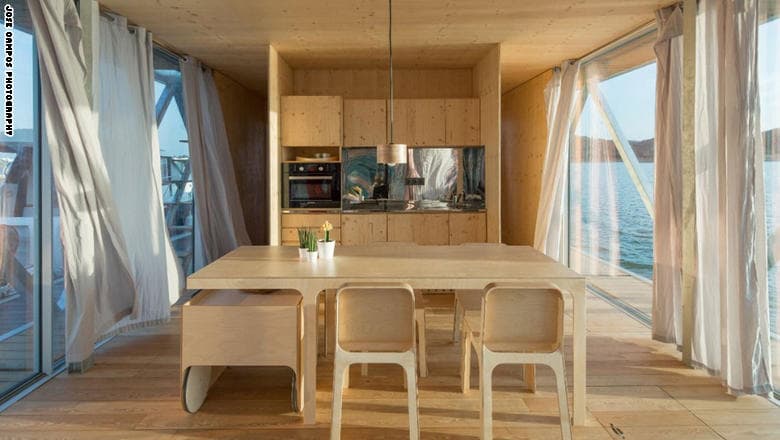 "فلوت وينغ" بالإضافة إلى استدامته، يتميز "فلوت وينغ" بتصميم أنيق وبسيط، كما يأتي مزوداً بقبو نبيذ ومنطقة مخصصة للشواء وشرفة على السطح.