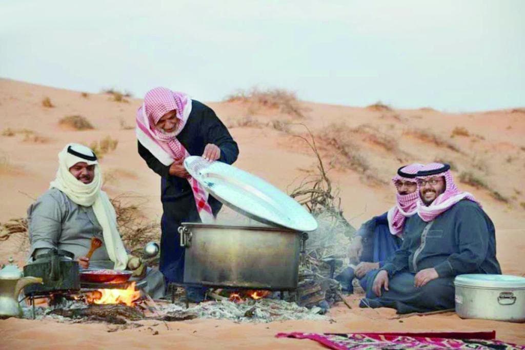 صحراء حائل المرتوية بماء المطر تجذب المخيمين