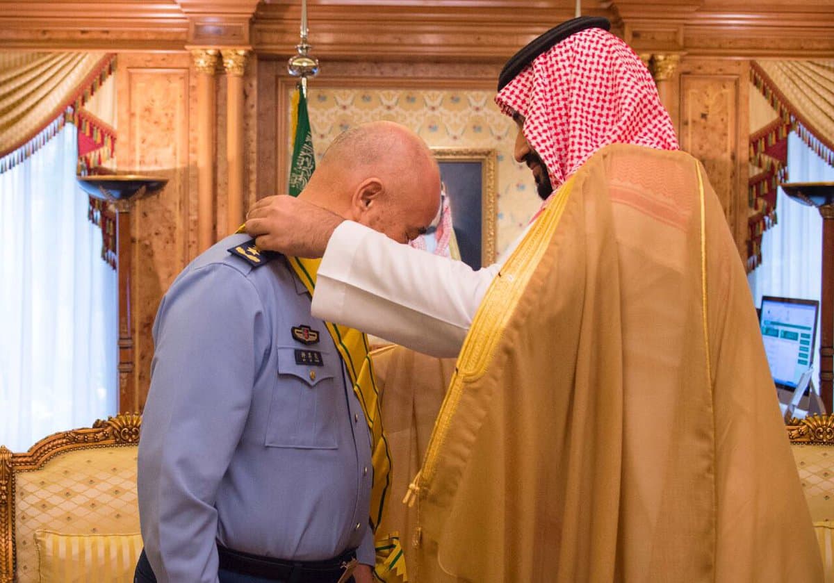 ولي ولي العهد يقلد نائب رئيس اللجنة العسكرية المركزية الصينية وشاح الملك عبدالعزيز من الدرجة الثانية