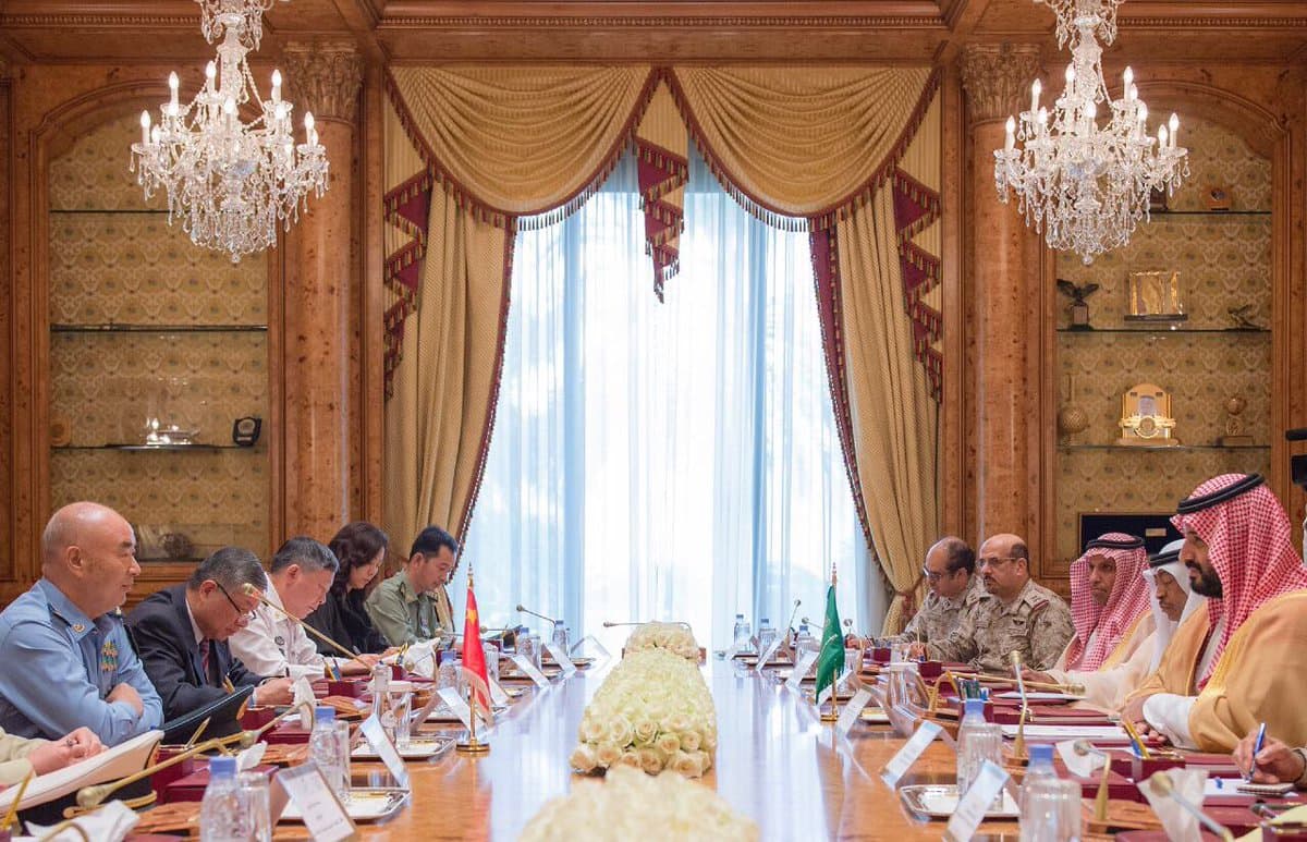 ولي ولي العهد يقلد نائب رئيس اللجنة العسكرية المركزية الصينية وشاح الملك عبدالعزيز من الدرجة الثانية