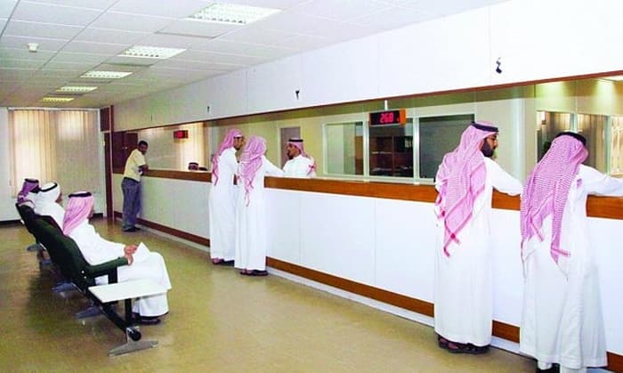 مكتب التأمينات الإجتماعية في الرياض خلال إستقباله لعدد من المراجعين