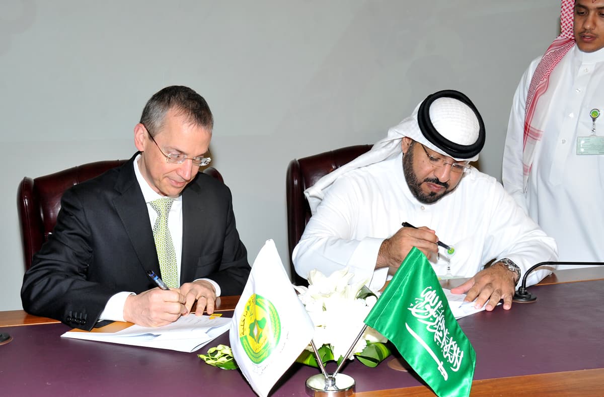 مدير عام مركز المعلومات الوطن خلال توقيع الشراكة الإستراتيجية مع رئيس منظمة "CMMI" 