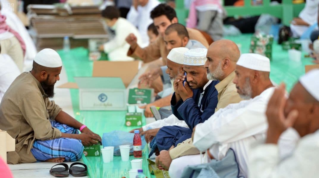 آلاف الأمتار من سفر إفطار الصائمين لقاصدي المسجد الحرام ومساجد مكة المكرمة