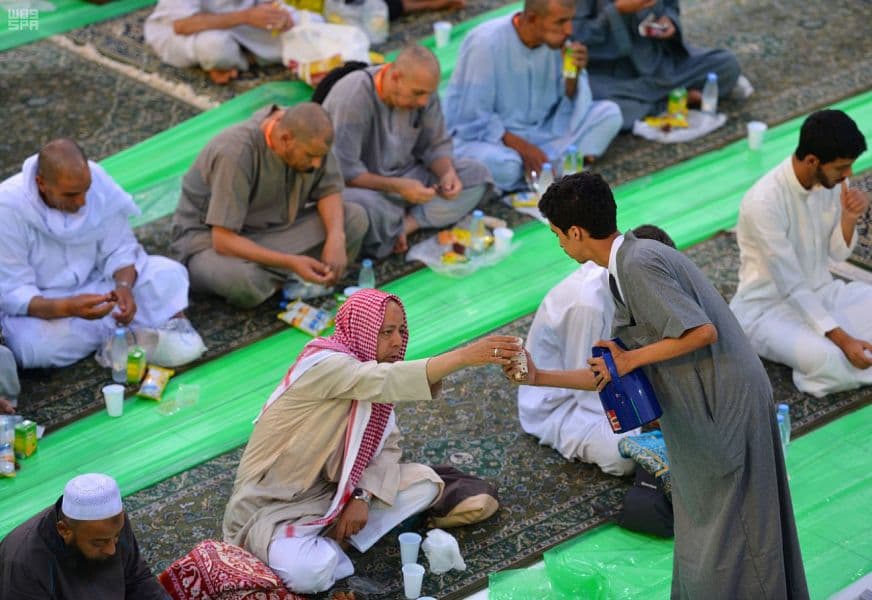 آلاف الأمتار من سفر إفطار الصائمين لقاصدي المسجد الحرام ومساجد مكة المكرمة