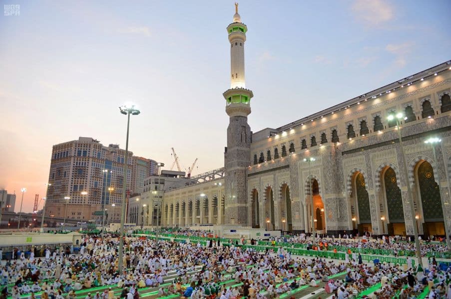 آلاف الأمتار من سفر إفطار الصائمين لقاصدي المسجد الحرام ومساجد مكة المكرمة