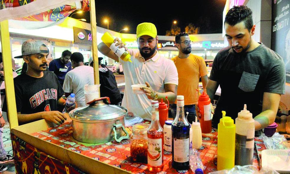 الشباب يحولون أحياء المدينة المنورة إلى سوق لمنتجات أمهاتهم