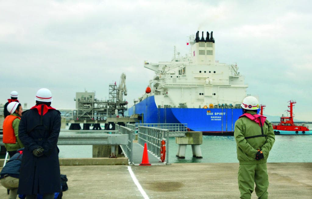 عقود الغاز القطري إلى اليابان مهددة بإلغاء قيود إعادة البيع