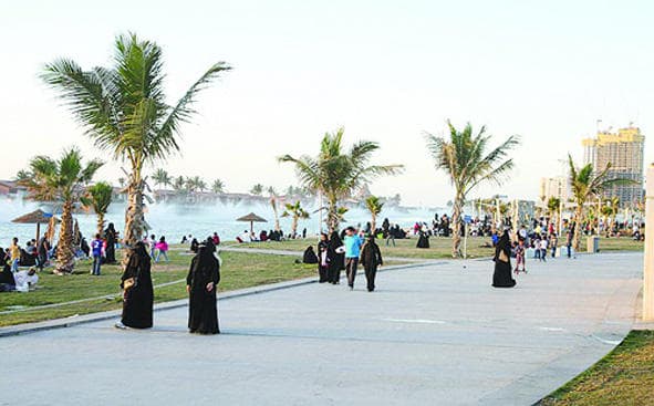 قصائد جدة الشعرية تبهر السعوديين وتدفعم للنثر
على ضفاف بحرها