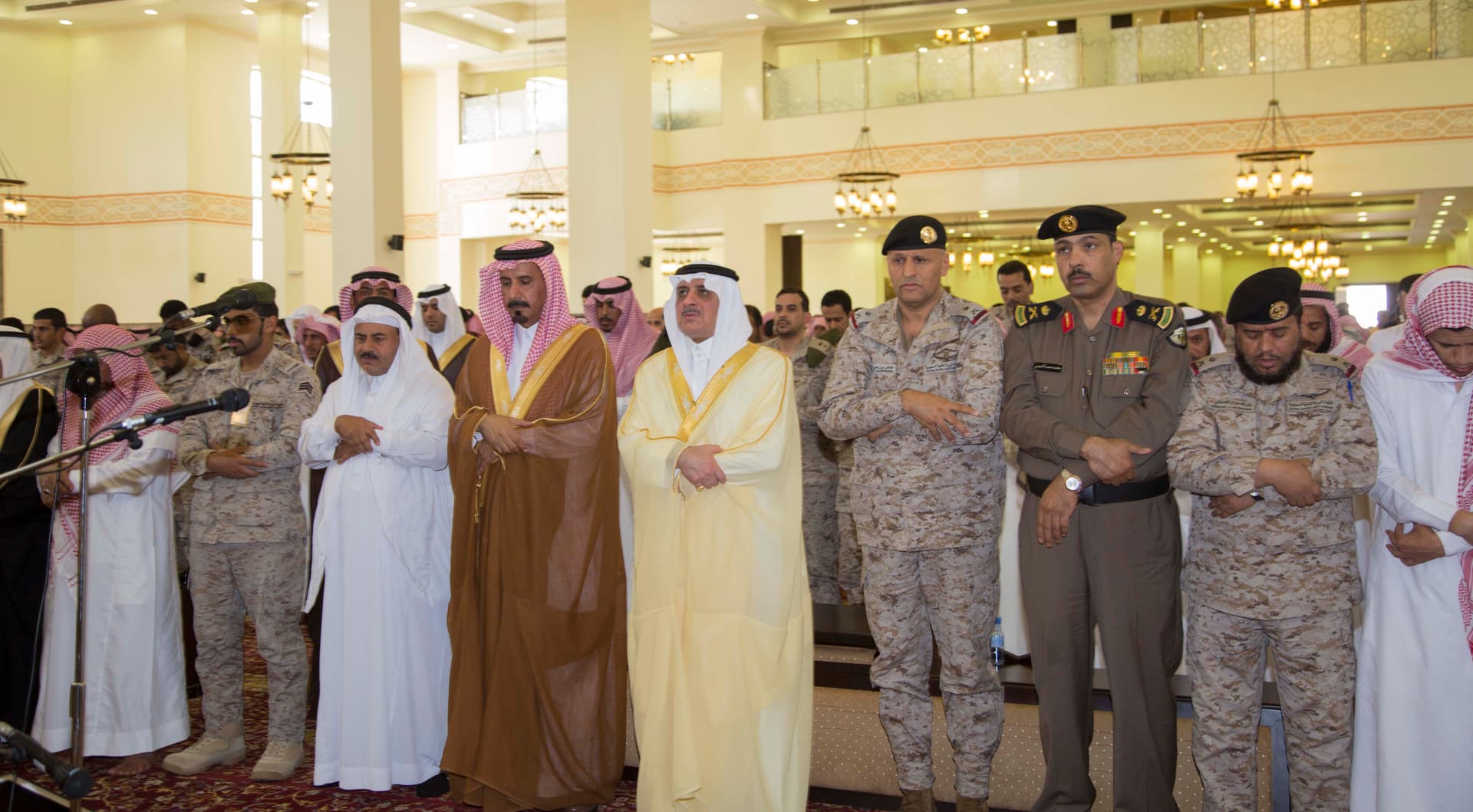 أمير تبوك ينقل تعازي القيادة لأسر شهيدي الواجب