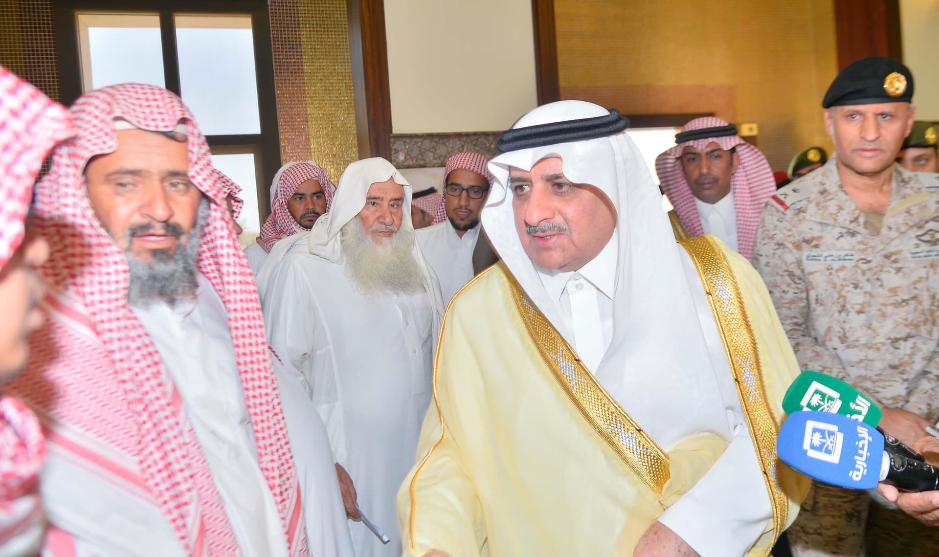 أمير تبوك ينقل تعازي القيادة لأسر شهيدي الواجب