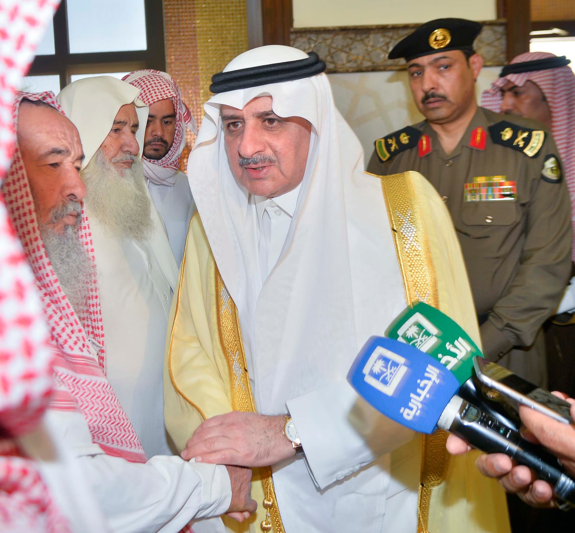 أمير تبوك ينقل تعازي القيادة لأسر شهيدي الواجب