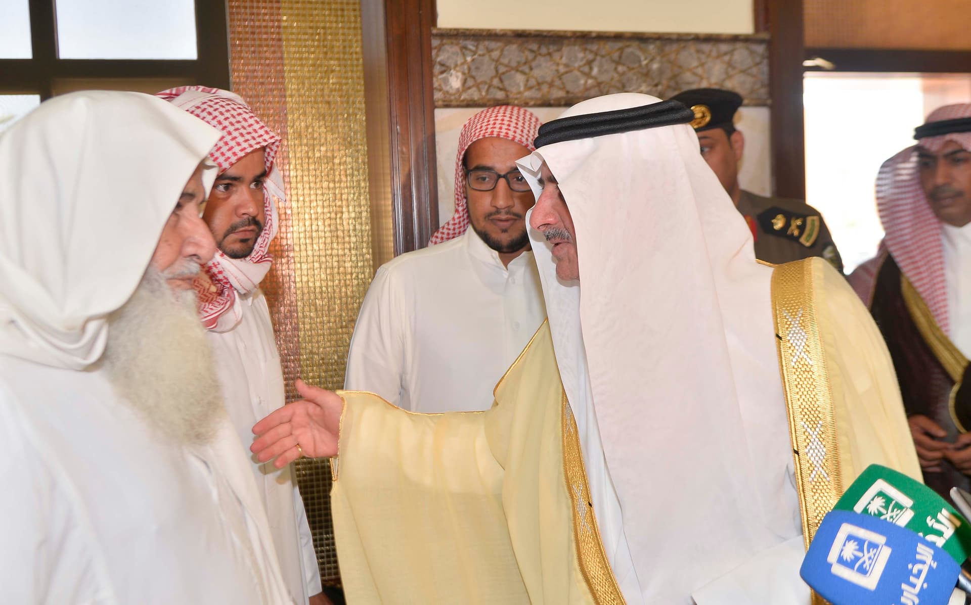 أمير تبوك ينقل تعازي القيادة لأسر شهيدي الواجب