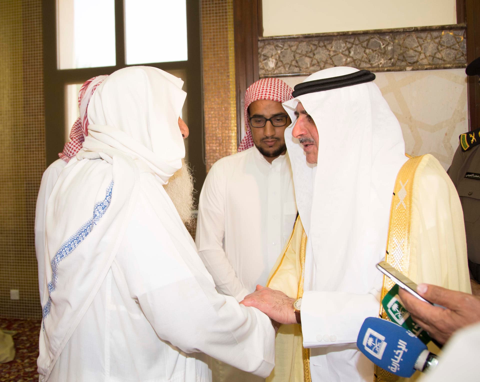 أمير تبوك ينقل تعازي القيادة لأسر شهيدي الواجب