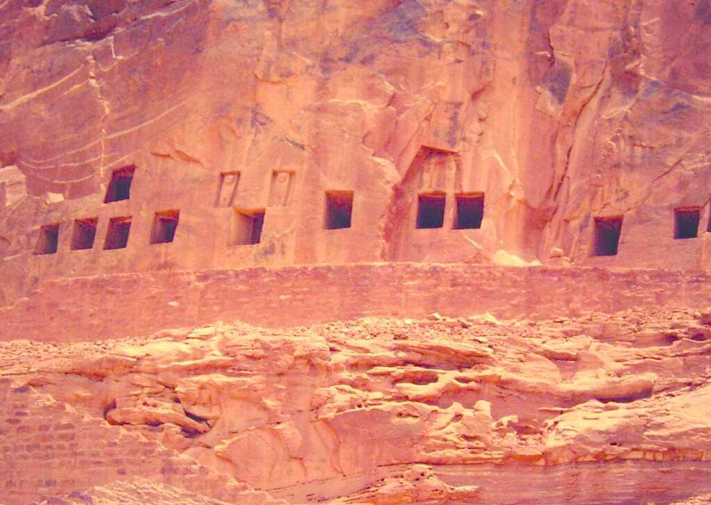 الخريبة وجبالها الحمراء .. جمال رابض وسط الصحراء