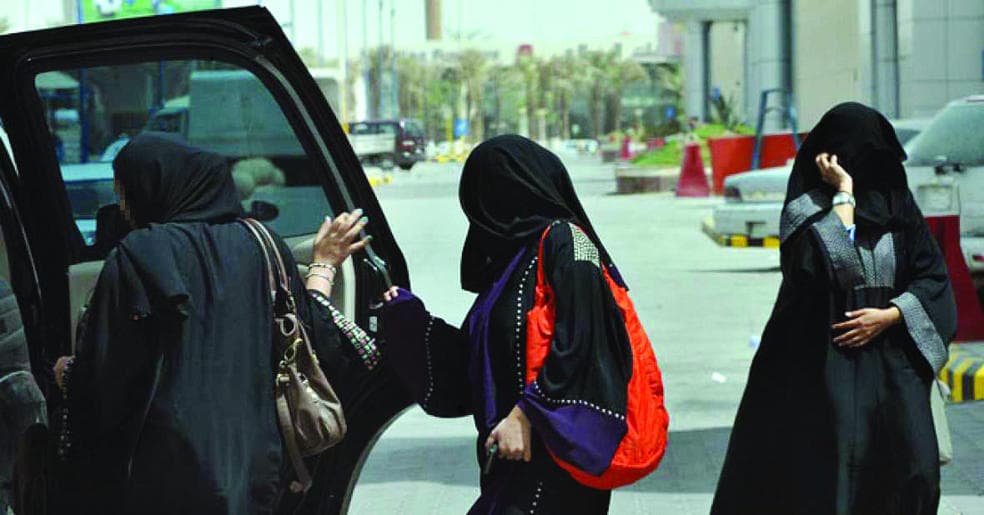 من ثقة المجتمع إلى إقرار الملك.. المرأة السعودية تقود «خياراتها» بنفسها