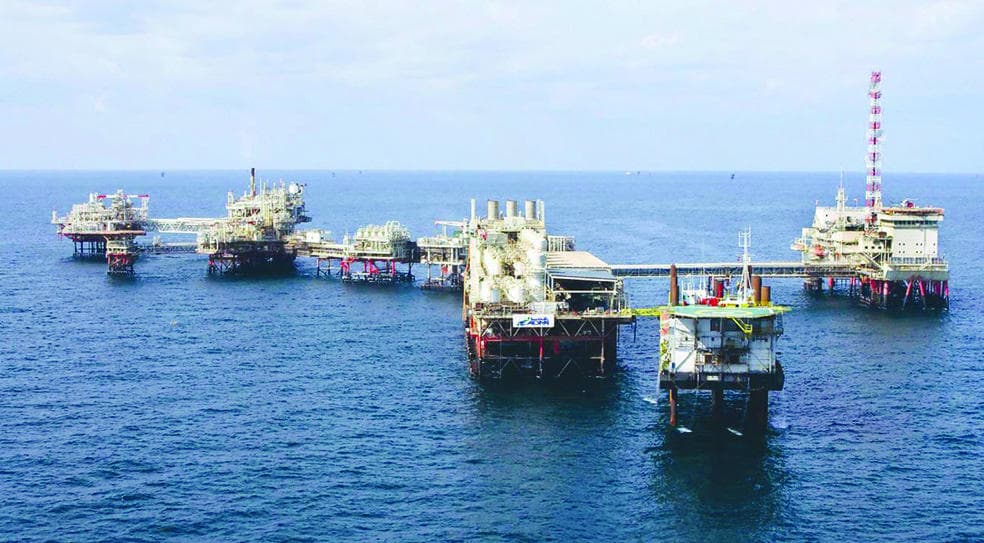 مختصون: توجه الصين لشراء النفط باليوان سيرفع الأسعار إلى 70 دولارا في 2018