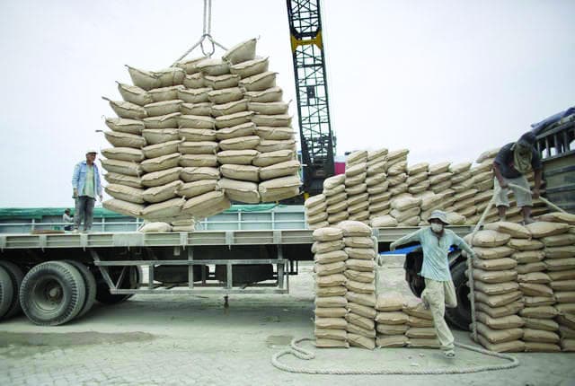 «التجارة» لـ"الاقتصادية" : إصدار 6 رخص لتصدير الأسمنت .. و 10 لـ «الحديد»