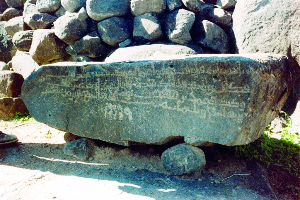 صخور سعودية تحمل نقوش الشعر الجاهلي