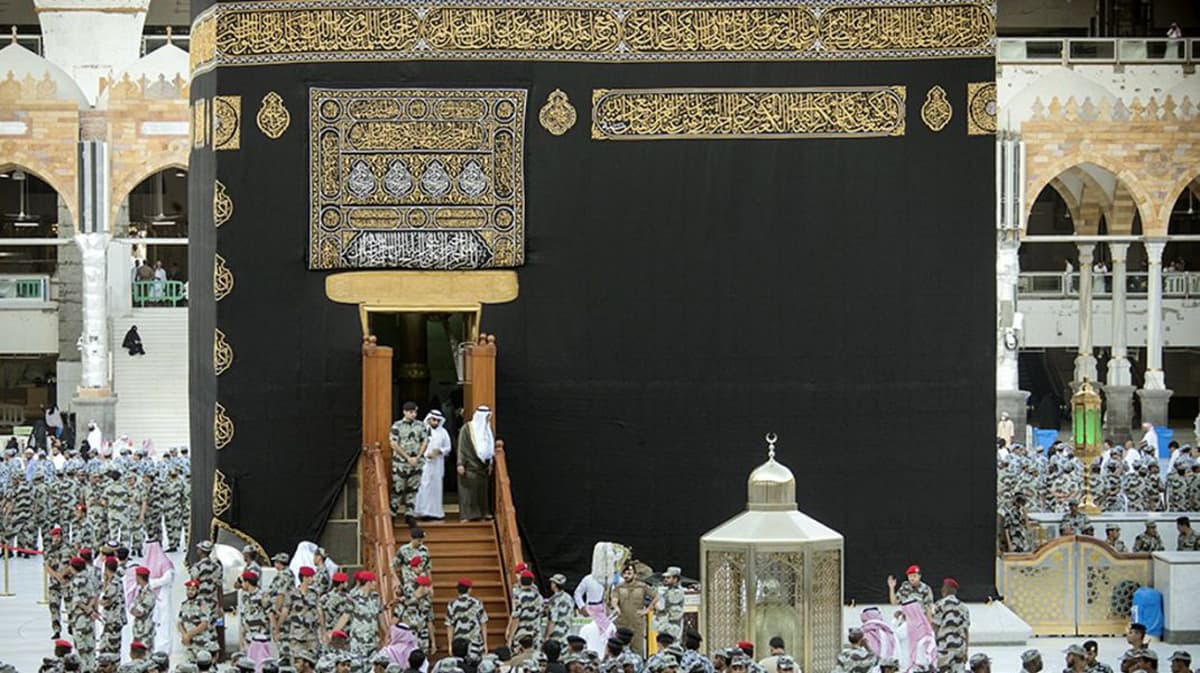 نيابة عن خادم الحرمين الشريفين .. أمير مكة المكرمة يتشرف بغسل الكعبة