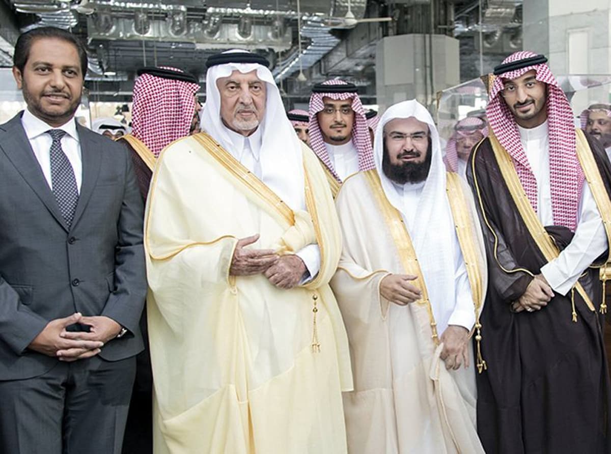 نيابة عن خادم الحرمين الشريفين .. أمير مكة المكرمة يتشرف بغسل الكعبة