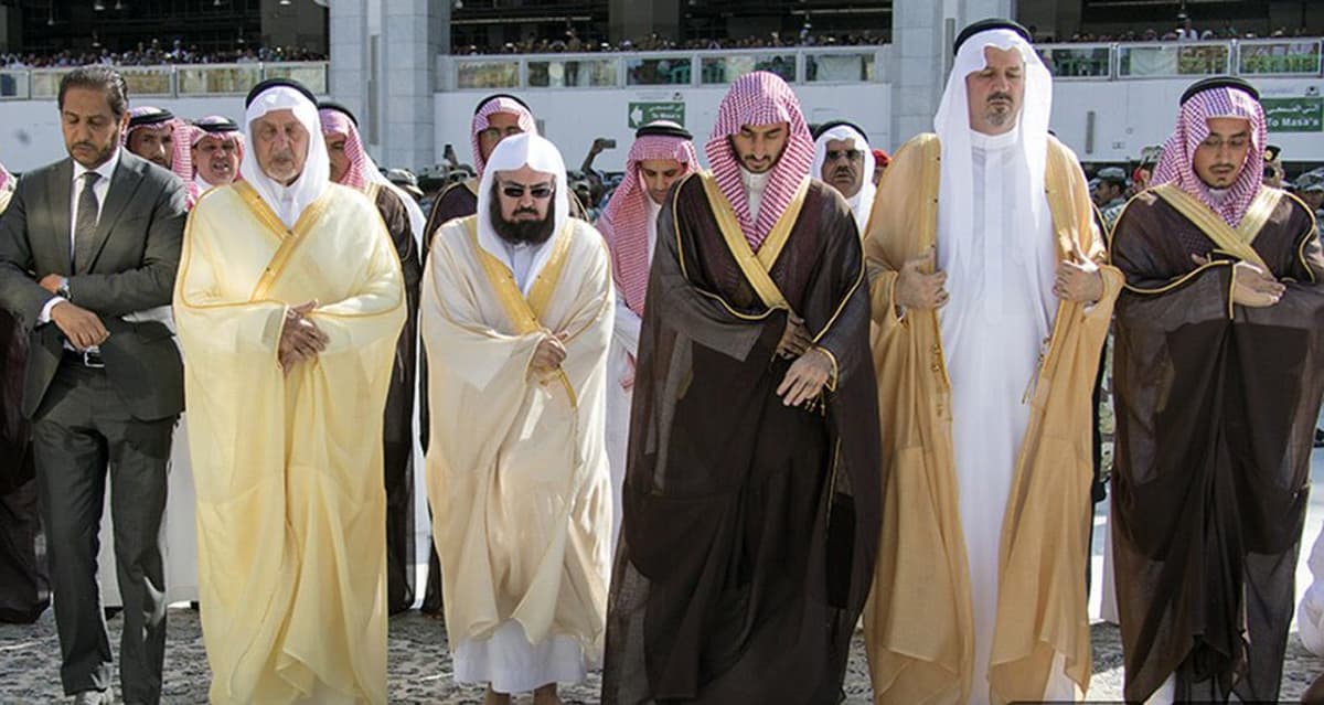 نيابة عن خادم الحرمين الشريفين .. أمير مكة المكرمة يتشرف بغسل الكعبة