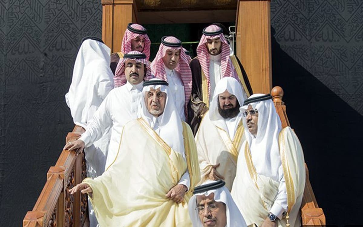 نيابة عن خادم الحرمين الشريفين .. أمير مكة المكرمة يتشرف بغسل الكعبة